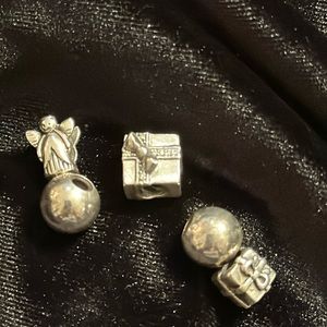 - 5 Christmas/Gift Themed Collectible Beads